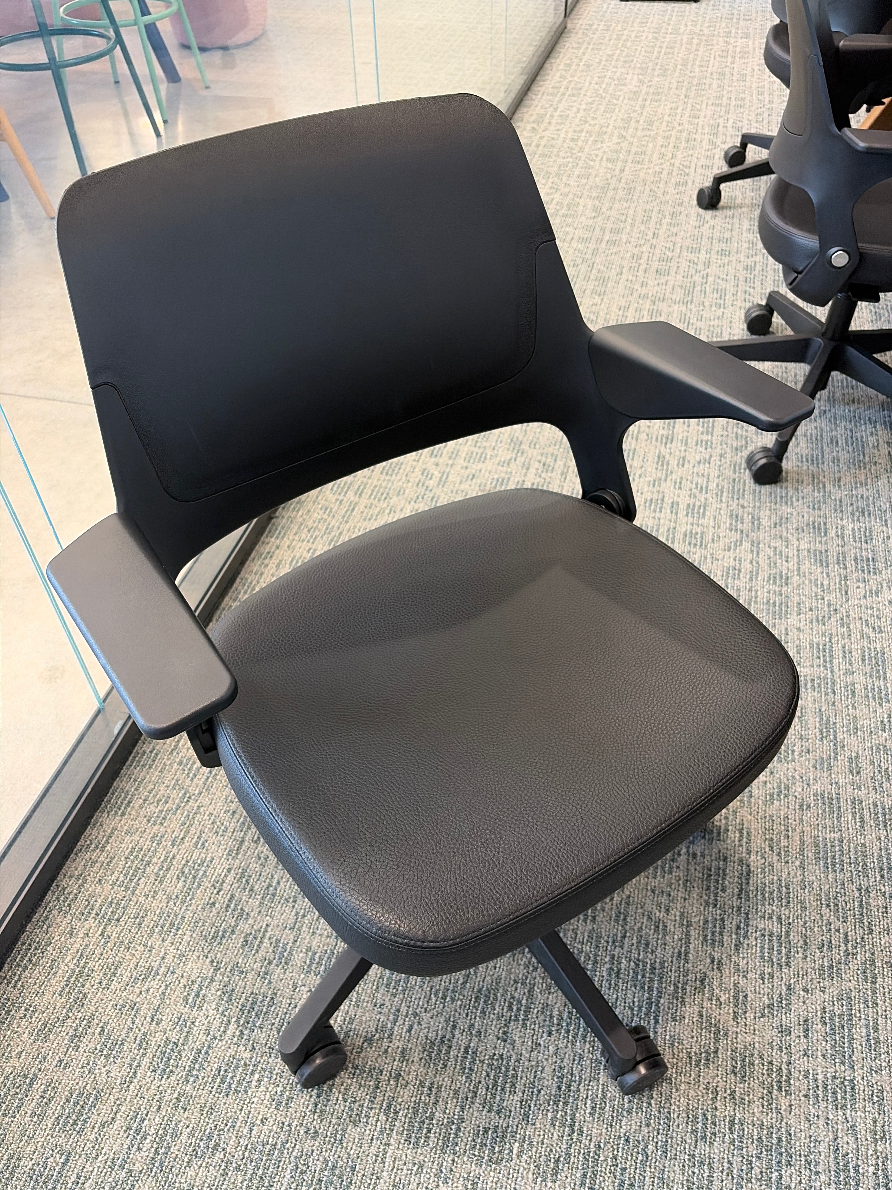 Ollo Chairs : Black - CONF 114