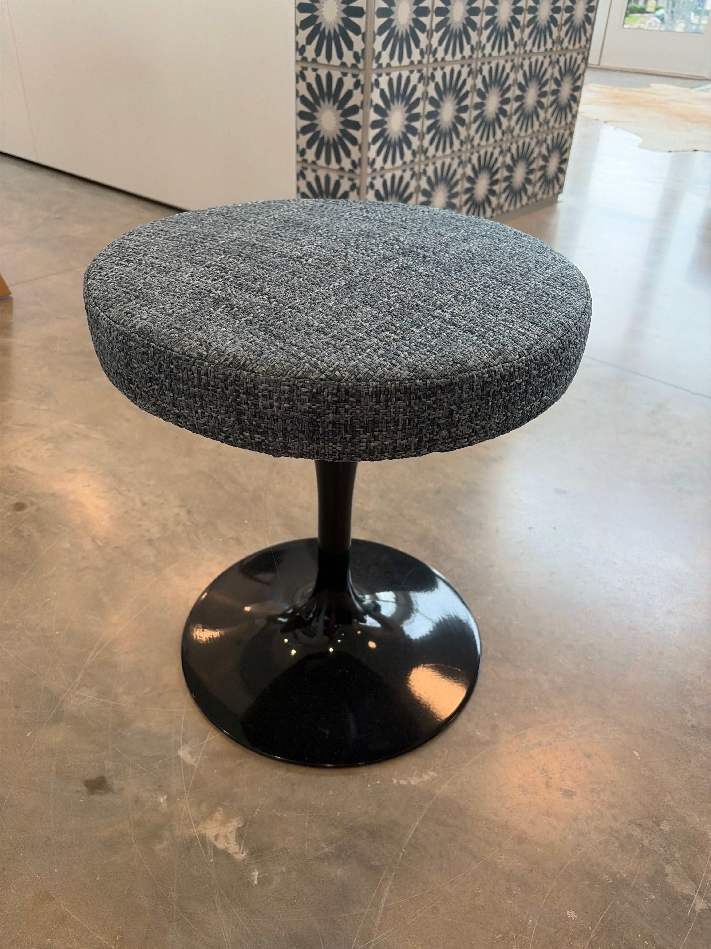 Eero Saarinen Stool, black - OFFICE 107