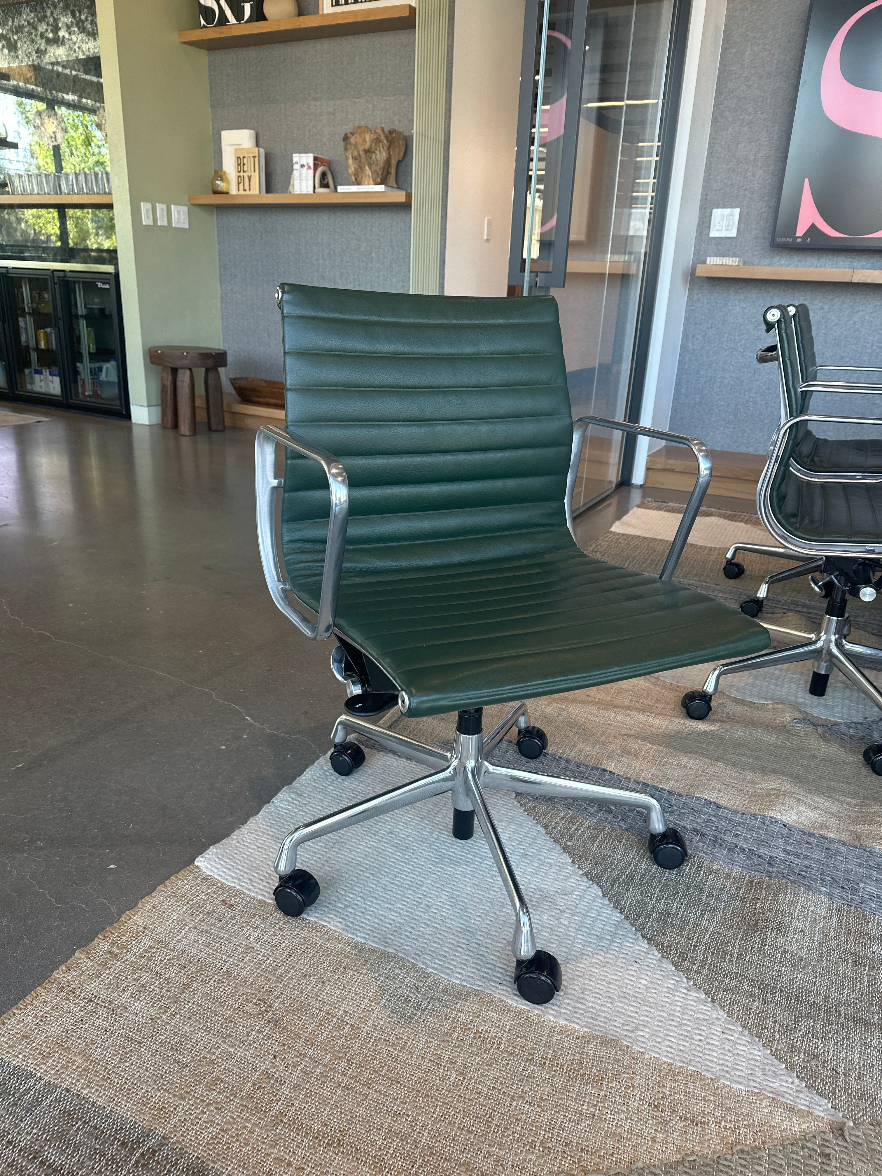 Chair,Eames Alum Mgmt,casters w/pneumatic seat-hgt Adjustme