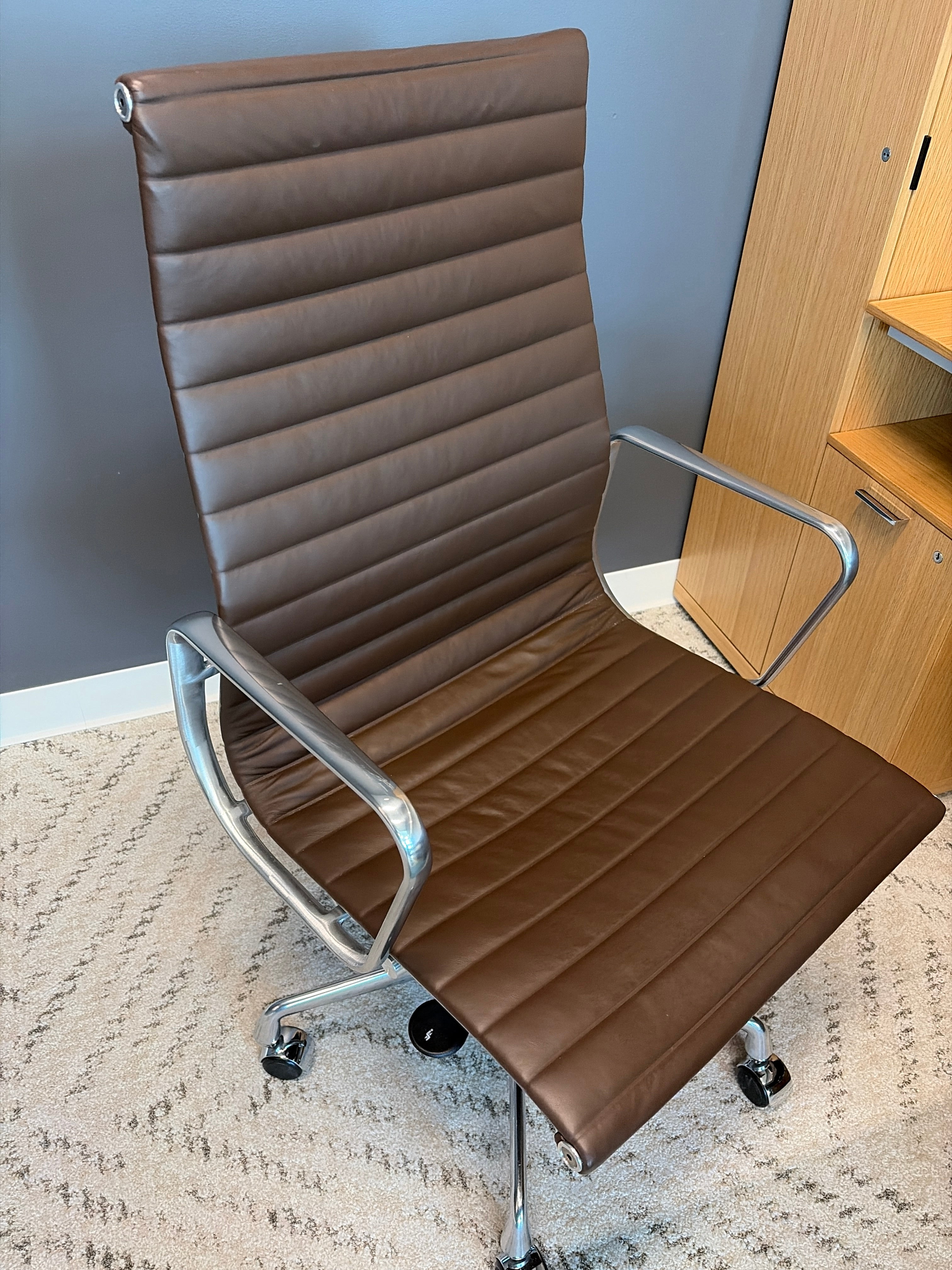 Chair,Eames Alum Exec,Pneumatic Seat-Hgt Adjustment, Std-Hgt Range w/Tilt Lock - OFFICE 109