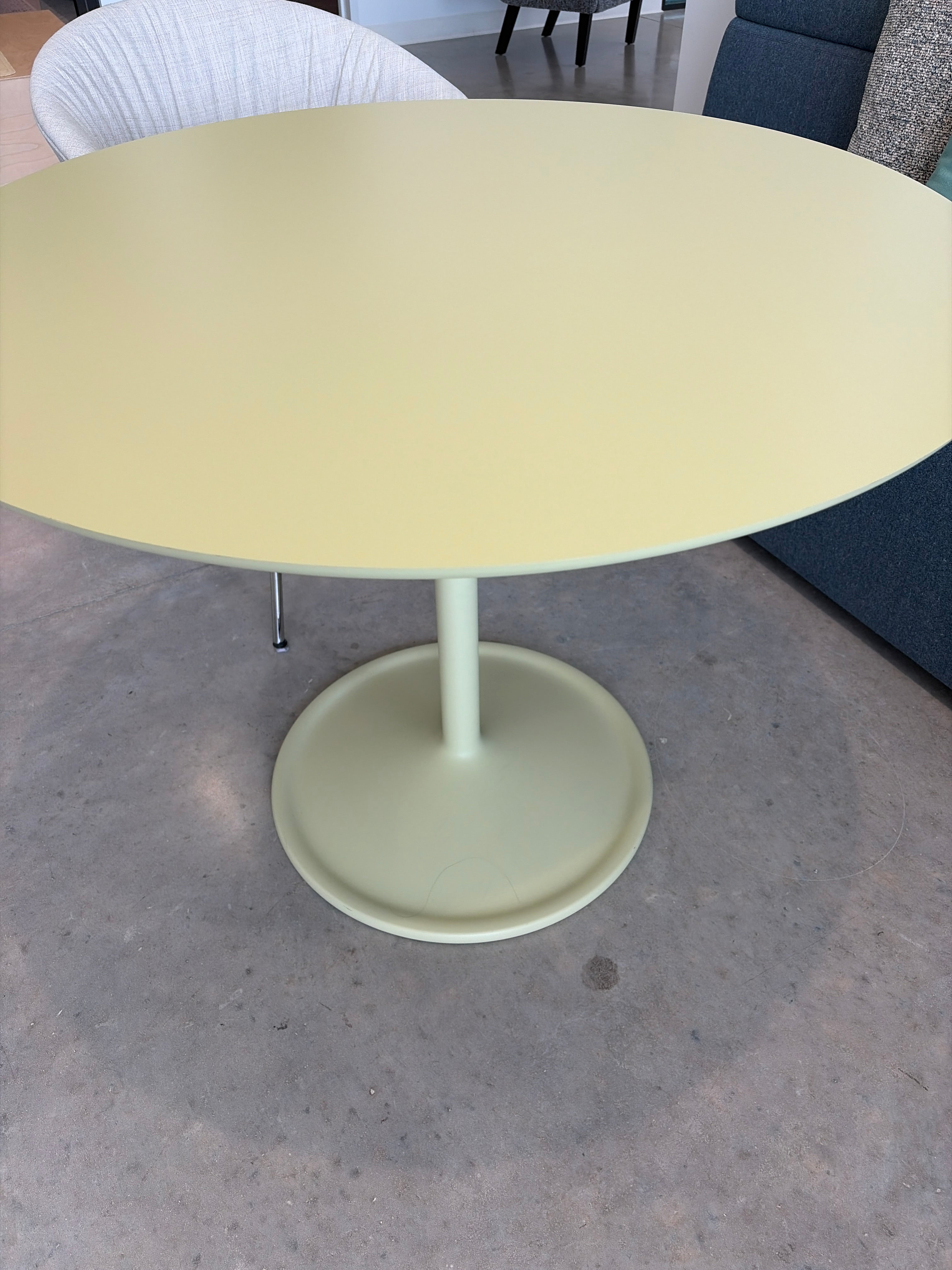 Soft Table with Round Top, 37.4" W, 28.7" H, Laminate Top - BREAK 103