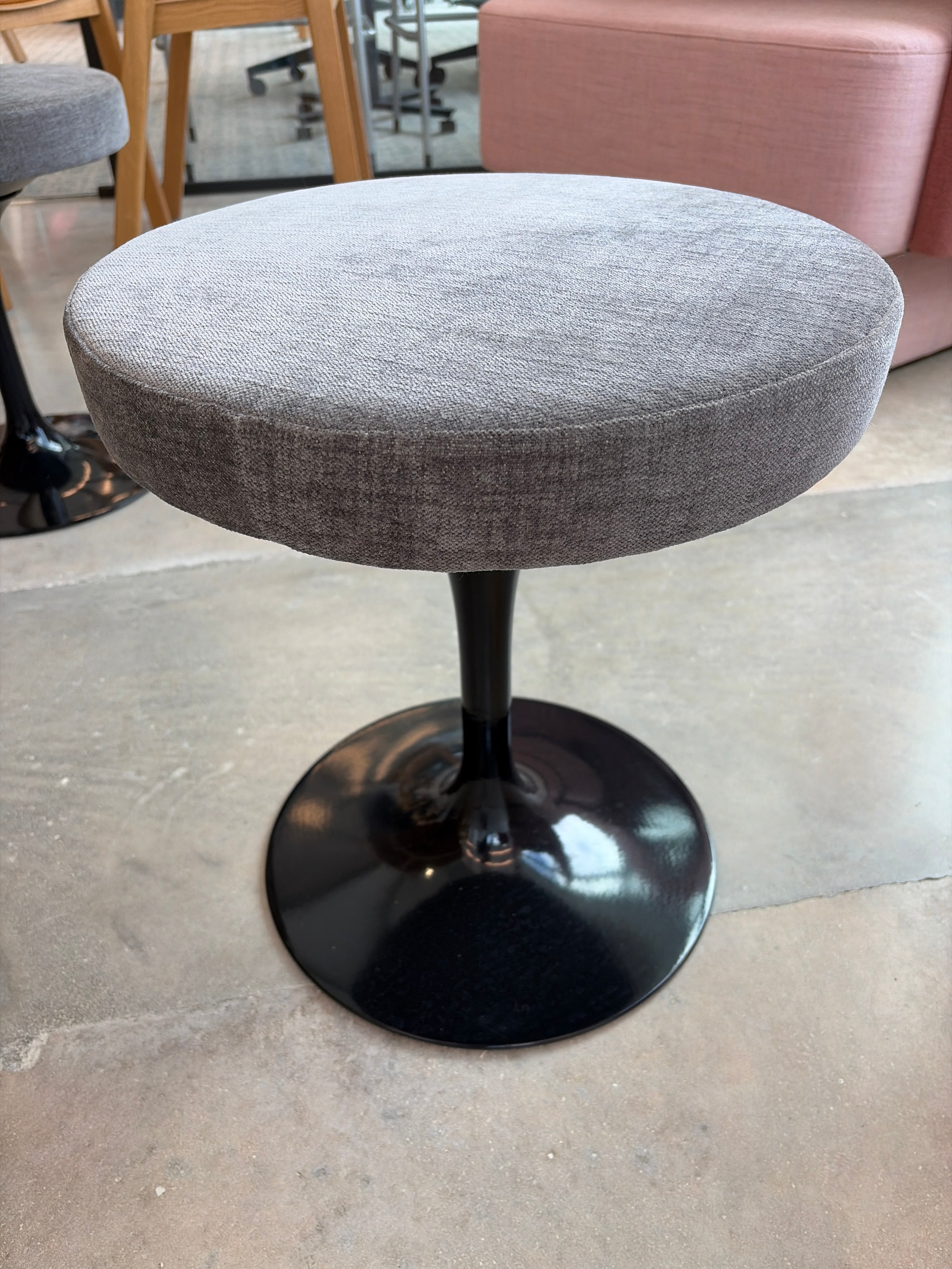 Eero Saarinen Stool, black - CONF 114