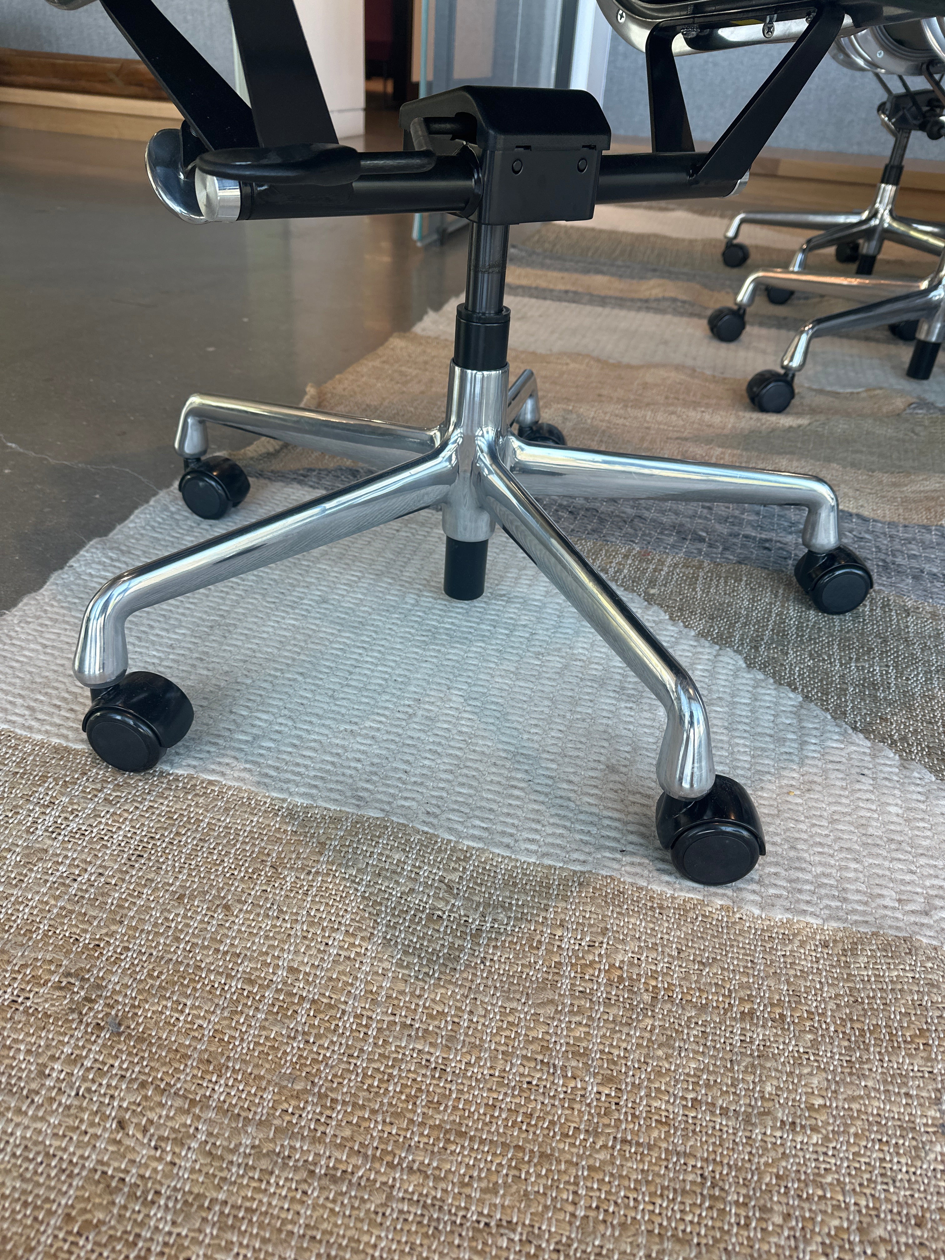 Chair,Eames Alum Mgmt,casters w/pneumatic seat-hgt Adjustme