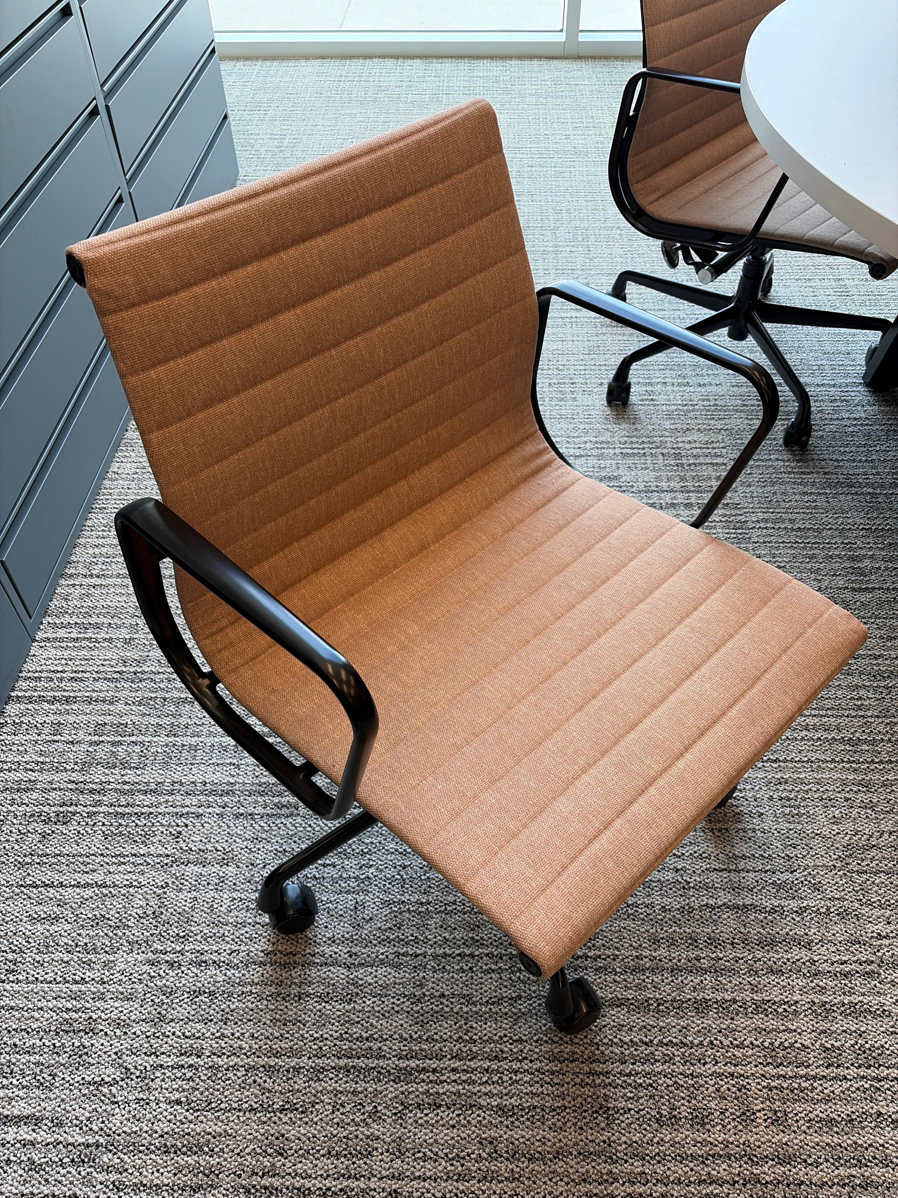 Chair,Eames Alum Mgmt,casters w/manual seat-hgt Adjustment - DESIGN LIBRARY