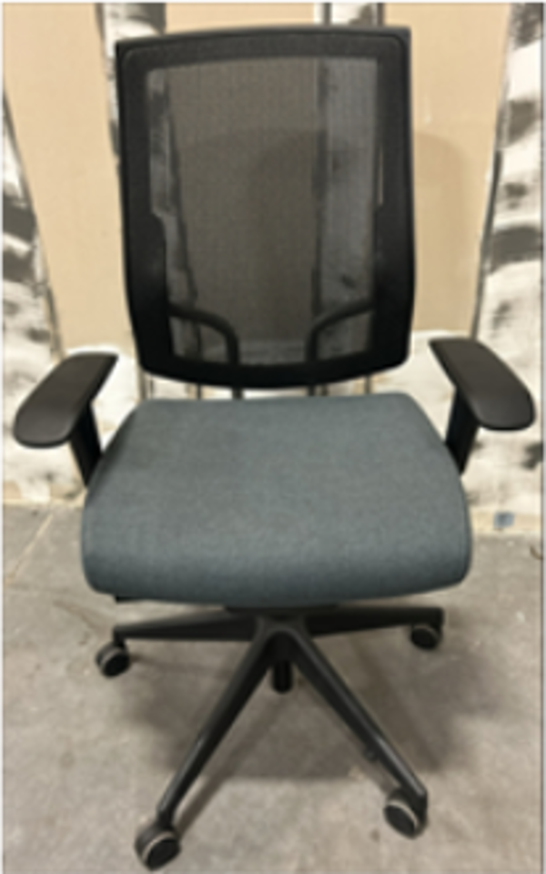 Task Chair - Sit On It / Exemplis - BIN ID 35182 - Broken Caster