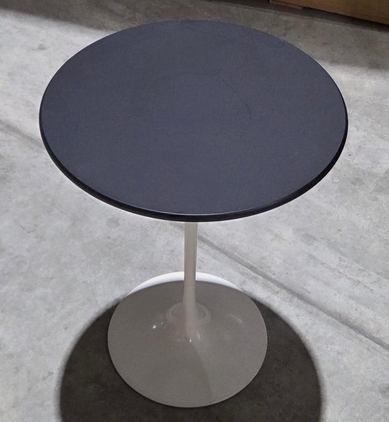 Eero Saarinen Small Round Side Table, intermediate height, 16-1/4Wx20H