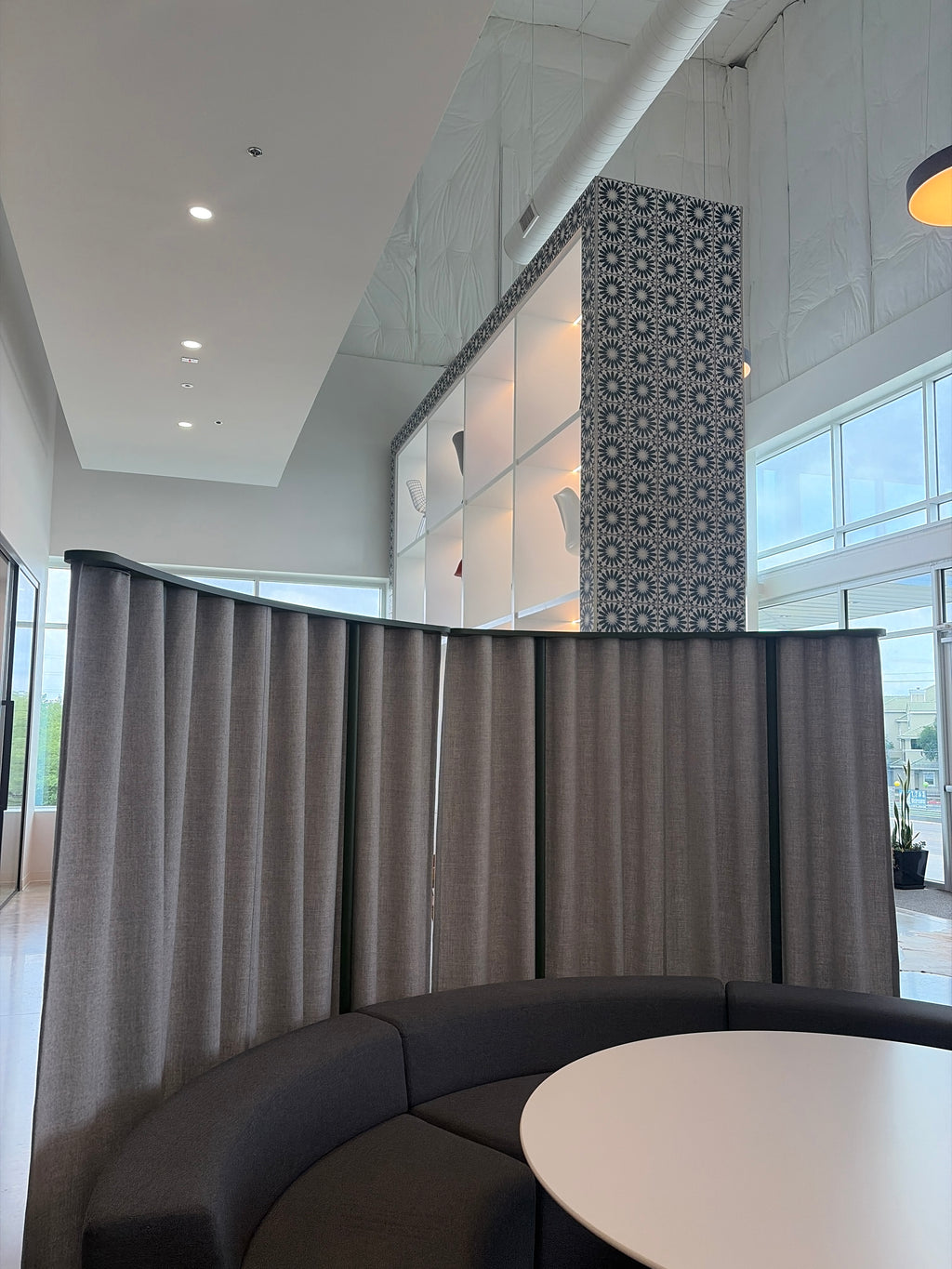 OE1 Freestd Curtain - Curv,75" h,68" w - LOUNGE 107