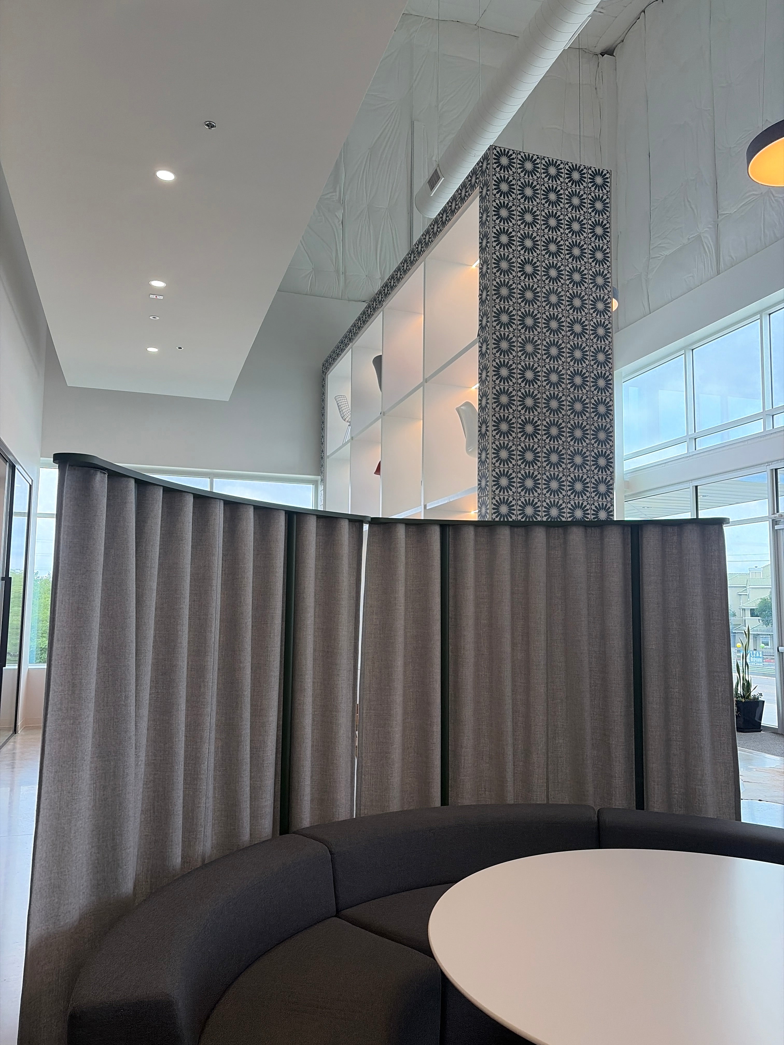OE1 Freestd Curtain - Curv,75" h,68" w - LOUNGE 107