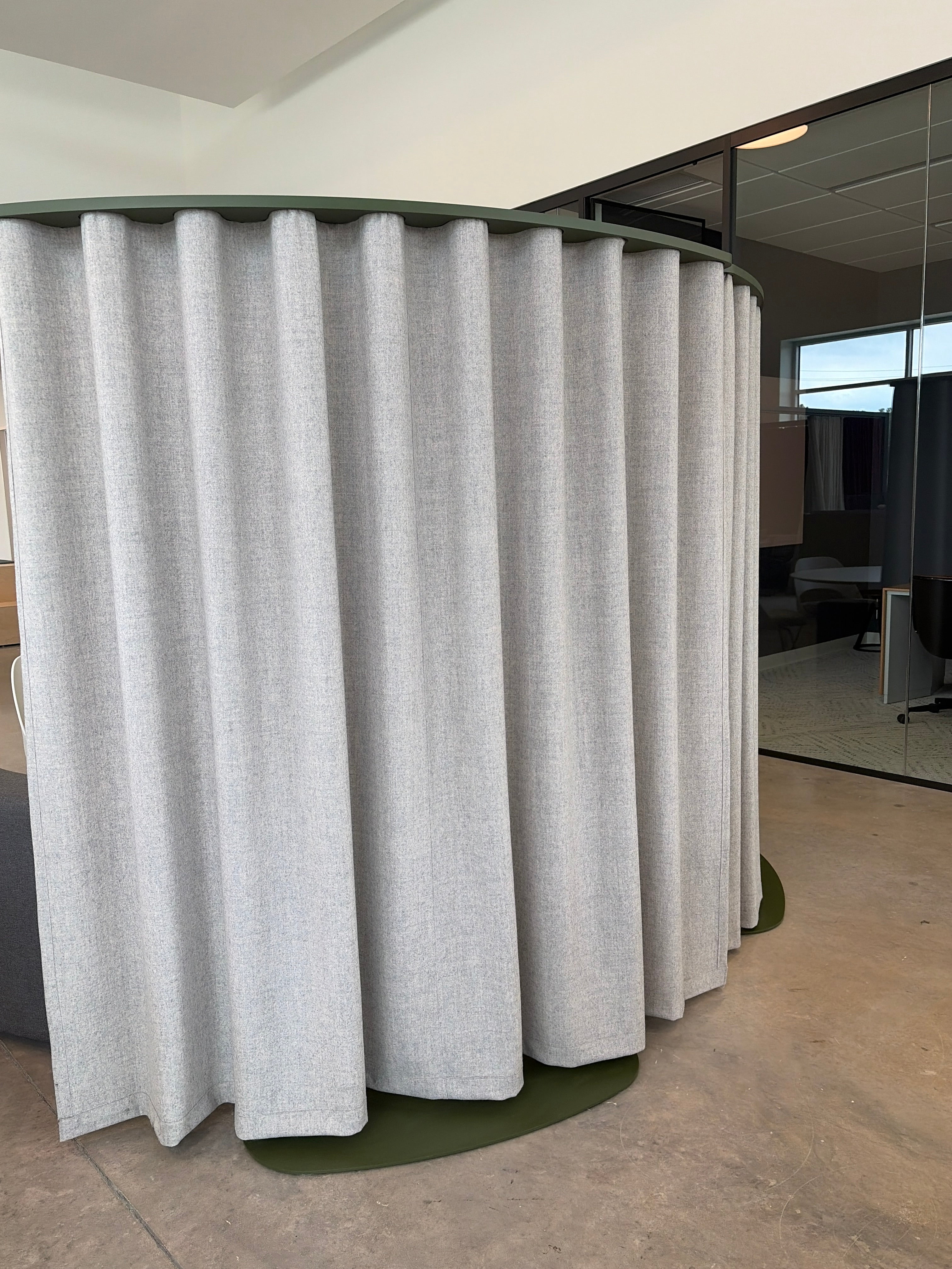 OE1 Freestd Curtain - Curv,75" h,68" w - LOUNGE 107