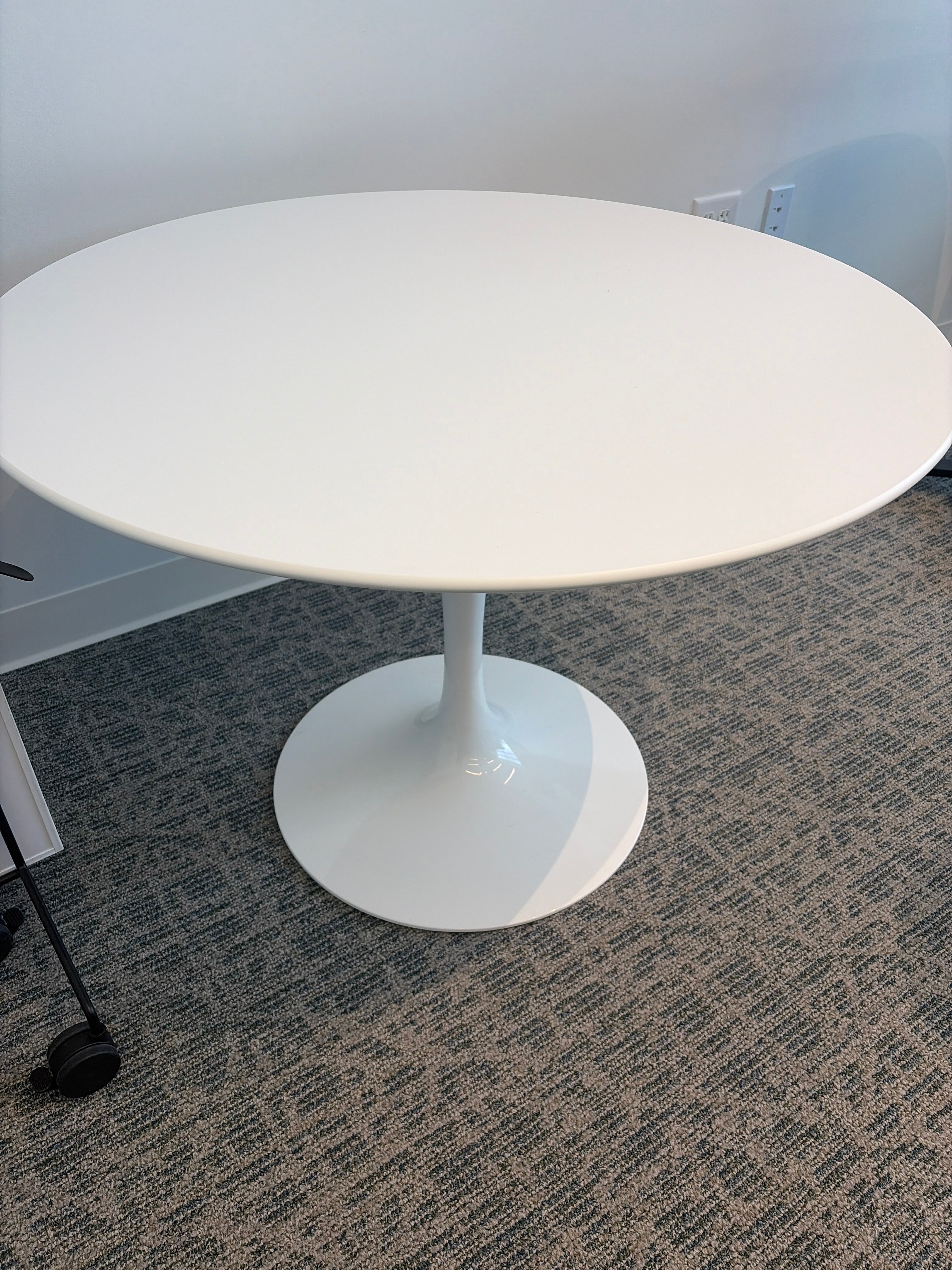 Eero Saarinen Medium Round Table, Lounge Height, 36Wx26"H - FLEX OPT1
